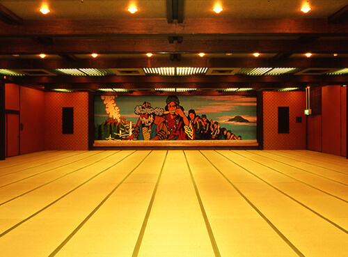 The Genseirin hall, a large tatami room with a painted mural along the far wall