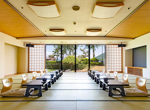 Suminoe and Suma, tatami rooms with low tables and floor seating, looking out on the garden